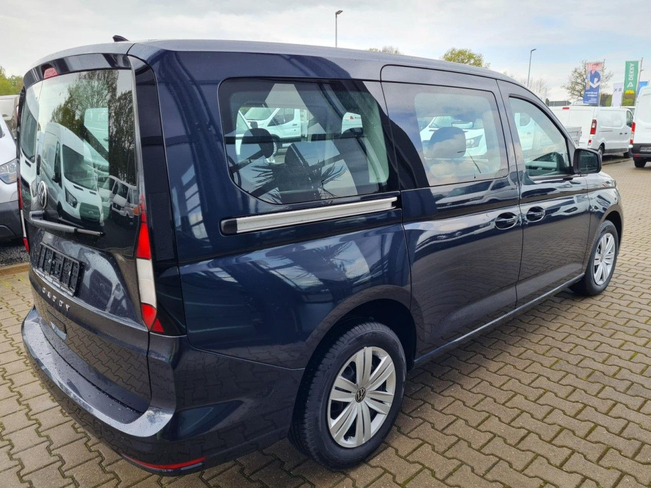Volkswagen Caddy Maxi Kombi 7-Sitze 1.5 TSI DSG NAVI/APP TE - Autó: 3 kép. Volkswagen Caddy Maxi Kombi 7-Sitze 1.5 TSI DSG NAVI/APP TE - Autó: 3 kép.