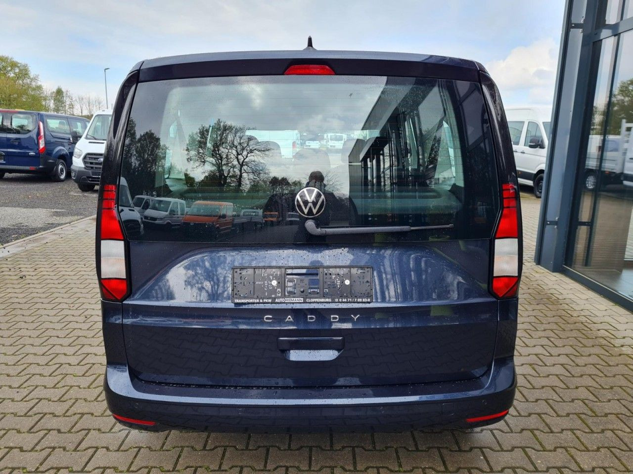 Volkswagen Caddy Maxi Kombi 7-Sitze 1.5 TSI DSG NAVI/APP TE - Autó: 4 kép. Volkswagen Caddy Maxi Kombi 7-Sitze 1.5 TSI DSG NAVI/APP TE - Autó: 4 kép.