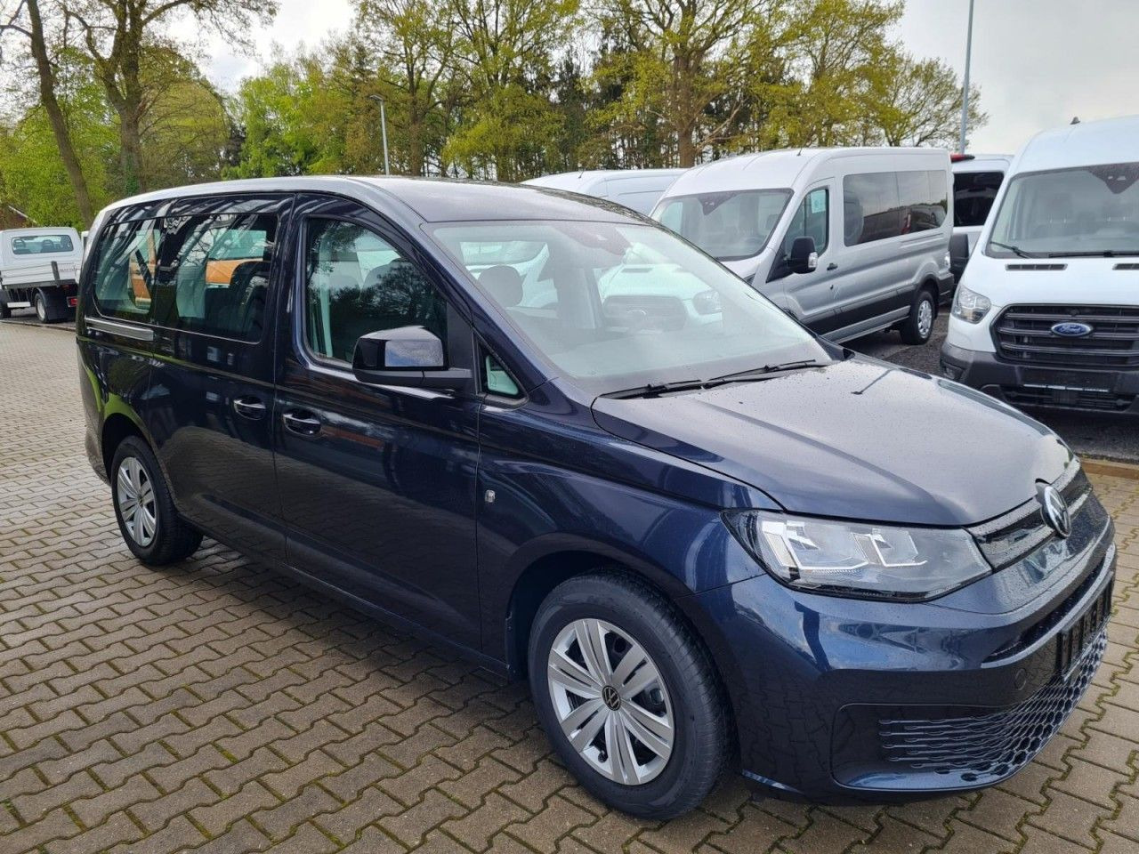 Volkswagen Caddy Maxi Kombi 7-Sitze 1.5 TSI DSG NAVI/APP TE - Autó: 2 kép. Volkswagen Caddy Maxi Kombi 7-Sitze 1.5 TSI DSG NAVI/APP TE - Autó: 2 kép.