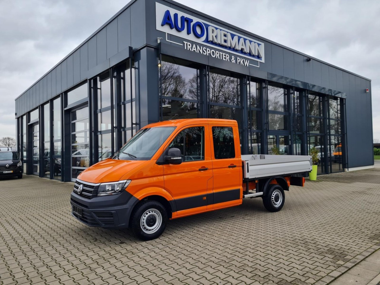 Volkswagen Crafter 35 Doka TDI MR AHK ERGO KLIMA Tempomat - Platós kisteherautó, Duplakabinos kisteherautó: 2 kép. Volkswagen Crafter 35 Doka TDI MR AHK ERGO KLIMA Tempomat - Platós kisteherautó, Duplakabinos kisteherautó: 2 kép.