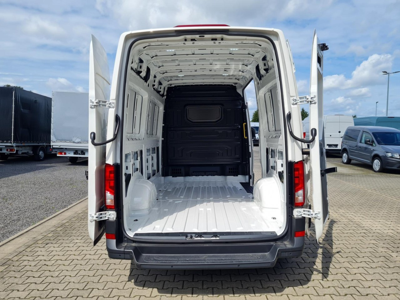 Volkswagen Crafter 35 Kasten MR L3H3 KLIMA KOMFORT PDC TEMPOMAT - Furgon: 5 kép. Volkswagen Crafter 35 Kasten MR L3H3 KLIMA KOMFORT PDC TEMPOMAT - Furgon: 5 kép.