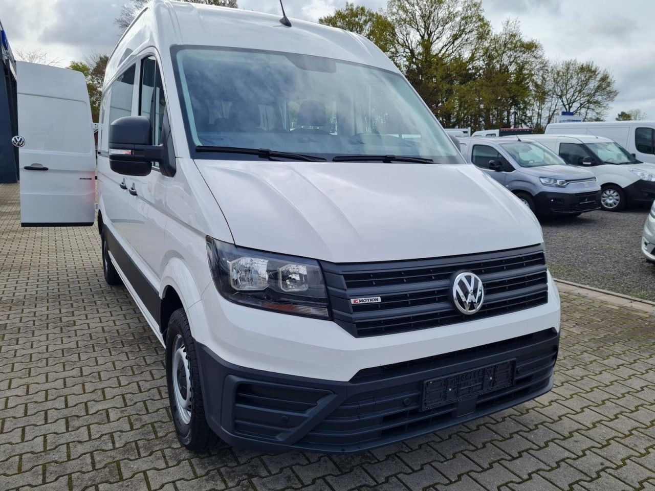 Volkswagen Crafter 35 Kasten PLUS MIXTO DOKA 4motion L3H3 - Furgon, Duplakabinos kisteherautó: 2 kép. Volkswagen Crafter 35 Kasten PLUS MIXTO DOKA 4motion L3H3 - Furgon, Duplakabinos kisteherautó: 2 kép.