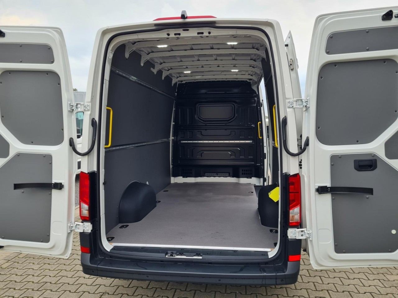 Volkswagen Crafter 35 Kasten TDI L3H3 LED TEMPOMAT AUTOMATIK - Furgon: 5 kép. Volkswagen Crafter 35 Kasten TDI L3H3 LED TEMPOMAT AUTOMATIK - Furgon: 5 kép.