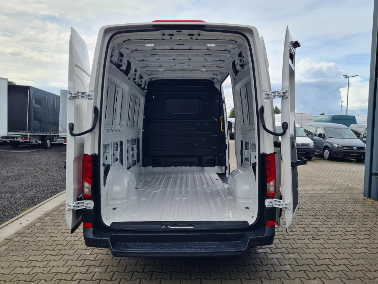 Volkswagen Crafter 35 Kasten TDI MR L3H3 PDC KLIMA TEMPOMAT - Furgon: 5 kép. Volkswagen Crafter 35 Kasten TDI MR L3H3 PDC KLIMA TEMPOMAT - Furgon: 5 kép.