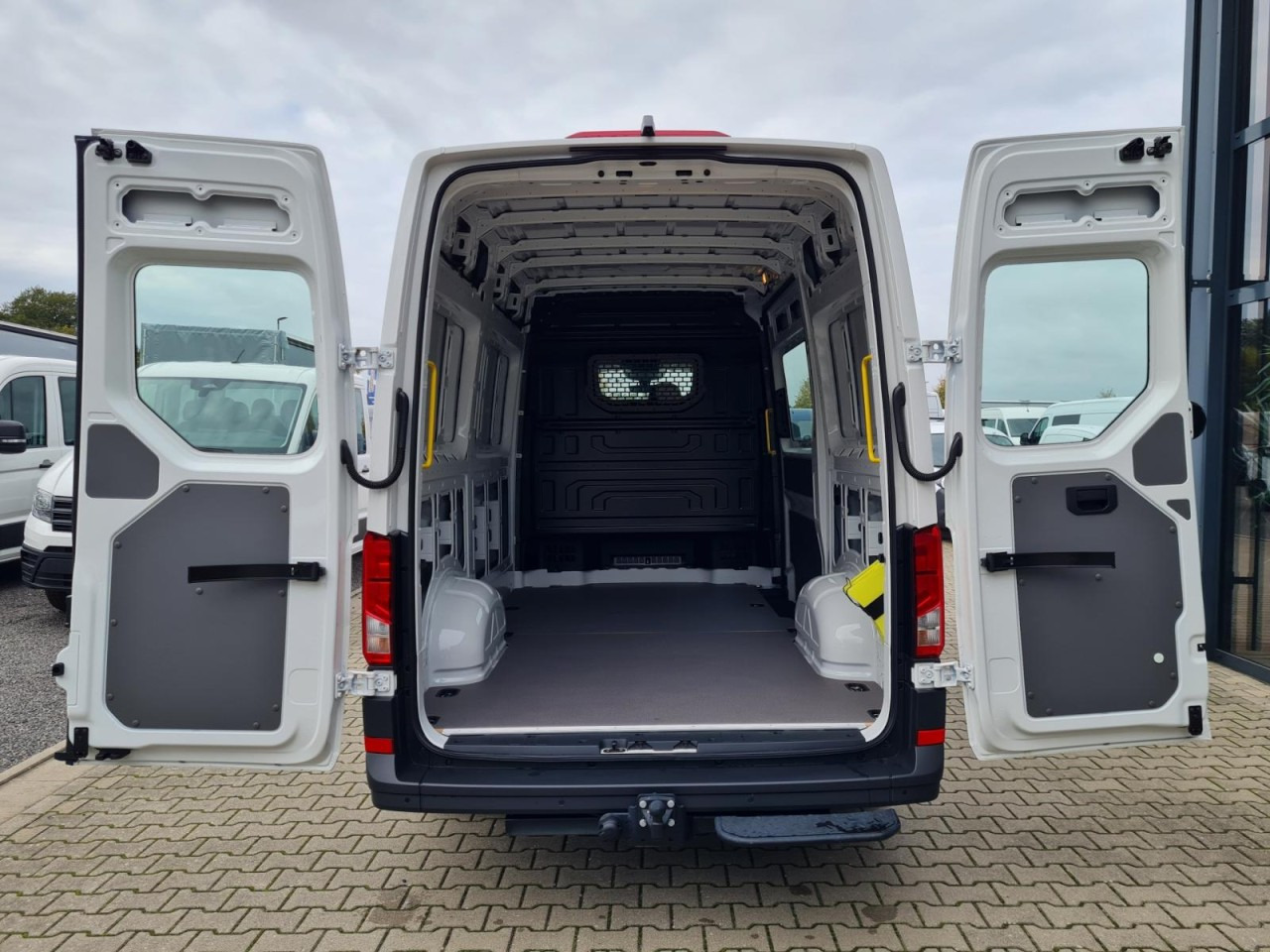 Furgon Volkswagen Crafter 35 Kasten TDI MR L3H3 STANDHEIZ AHK: 6 kép.