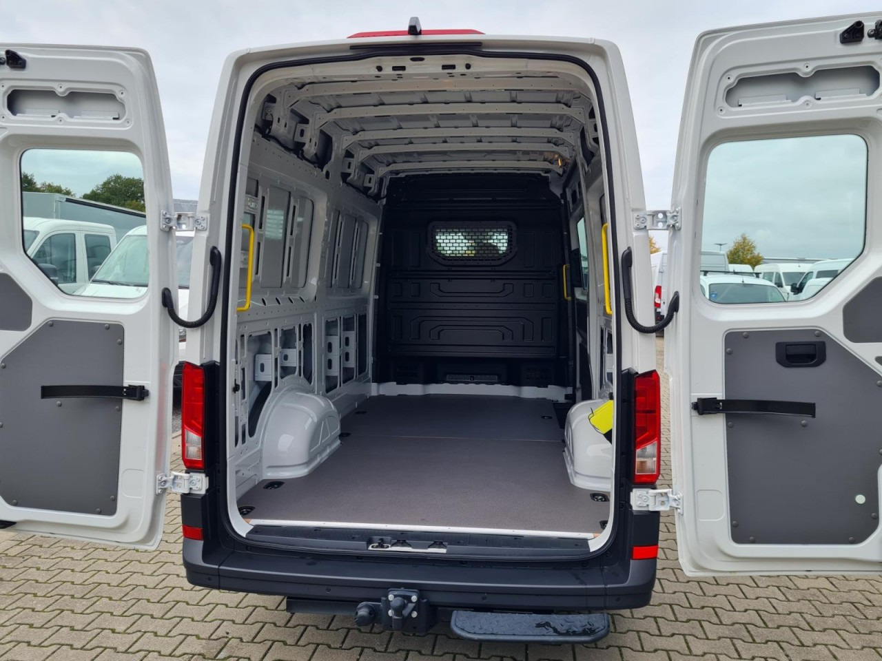 Furgon Volkswagen Crafter 35 Kasten TDI MR L3H3 STANDHEIZ AHK: 16 kép.