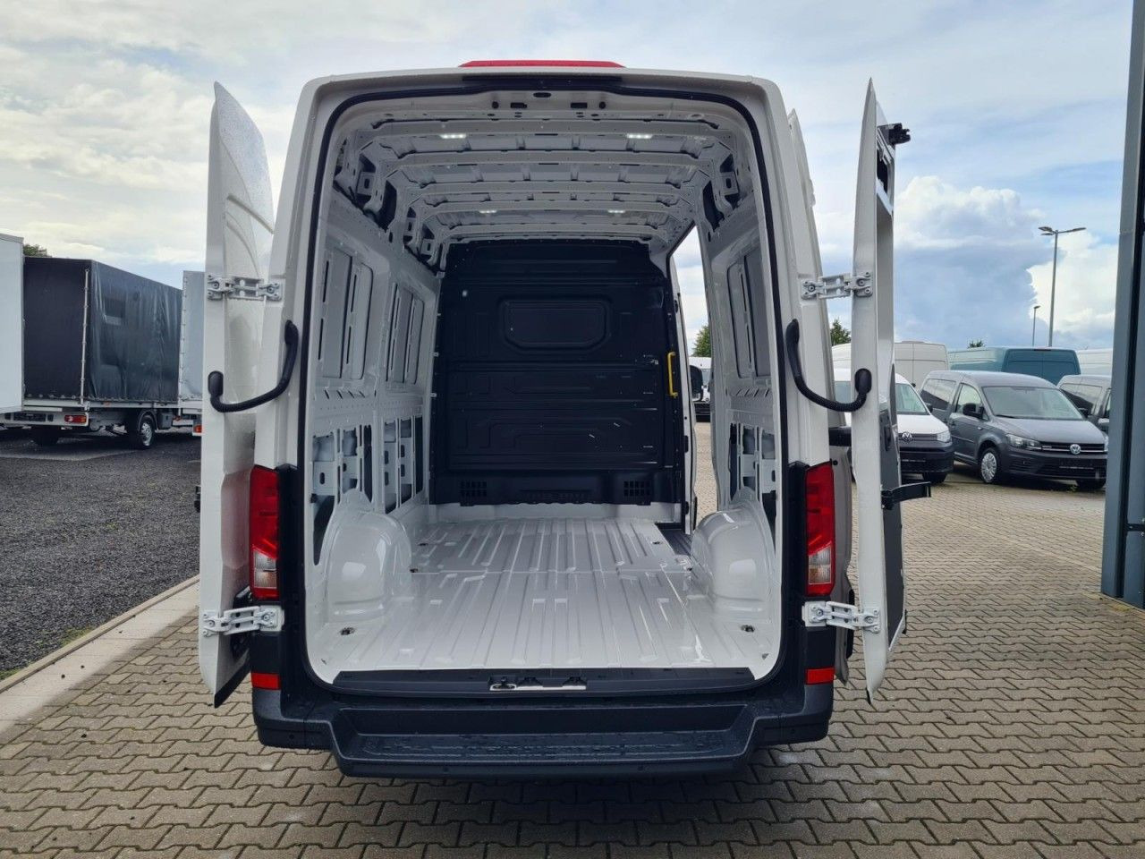 Volkswagen Crafter 35 Kasten TDI MR PDC KLIMA TEMPOMAT - Furgon: 5 kép. Volkswagen Crafter 35 Kasten TDI MR PDC KLIMA TEMPOMAT - Furgon: 5 kép.