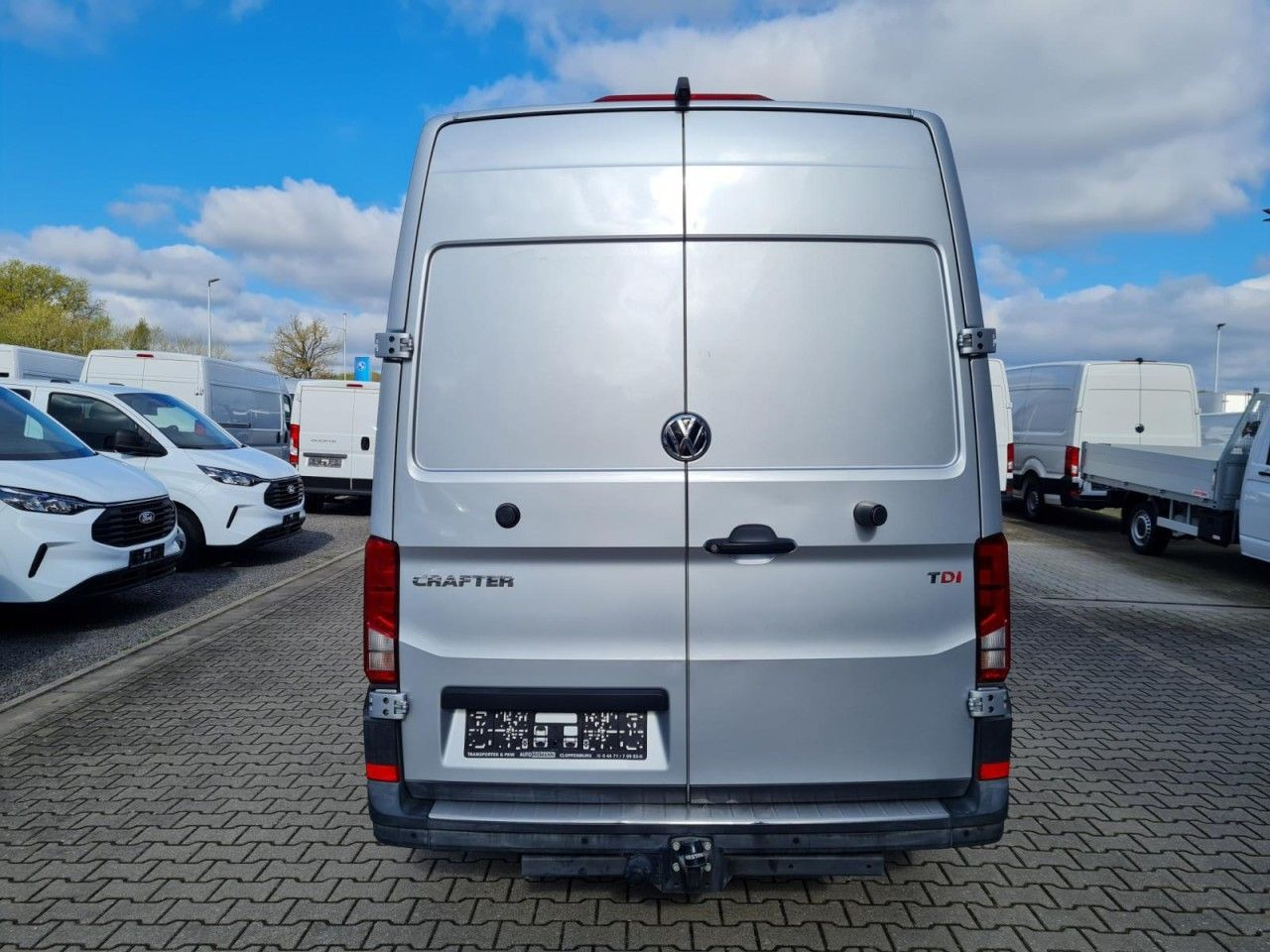 Volkswagen Crafter 35 Kasten TDI MR hoch NAVI KLIMA TEMPOMA - Furgon: 5 kép. Volkswagen Crafter 35 Kasten TDI MR hoch NAVI KLIMA TEMPOMA - Furgon: 5 kép.