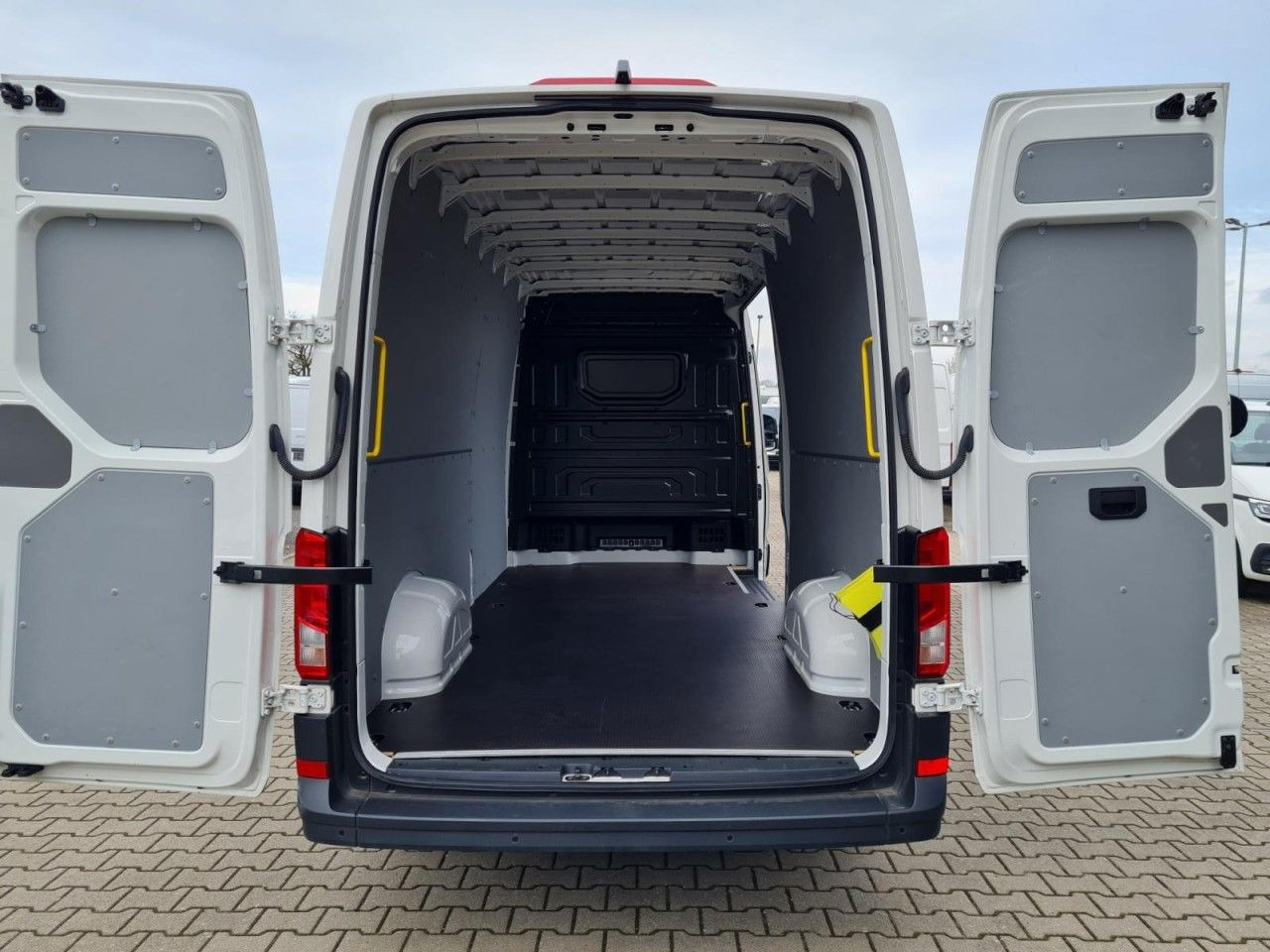 Volkswagen Crafter 35 Kasten lang L4H2 KLIMA NAVI_APP HOLZB - Furgon: 5 kép. Volkswagen Crafter 35 Kasten lang L4H2 KLIMA NAVI_APP HOLZB - Furgon: 5 kép.