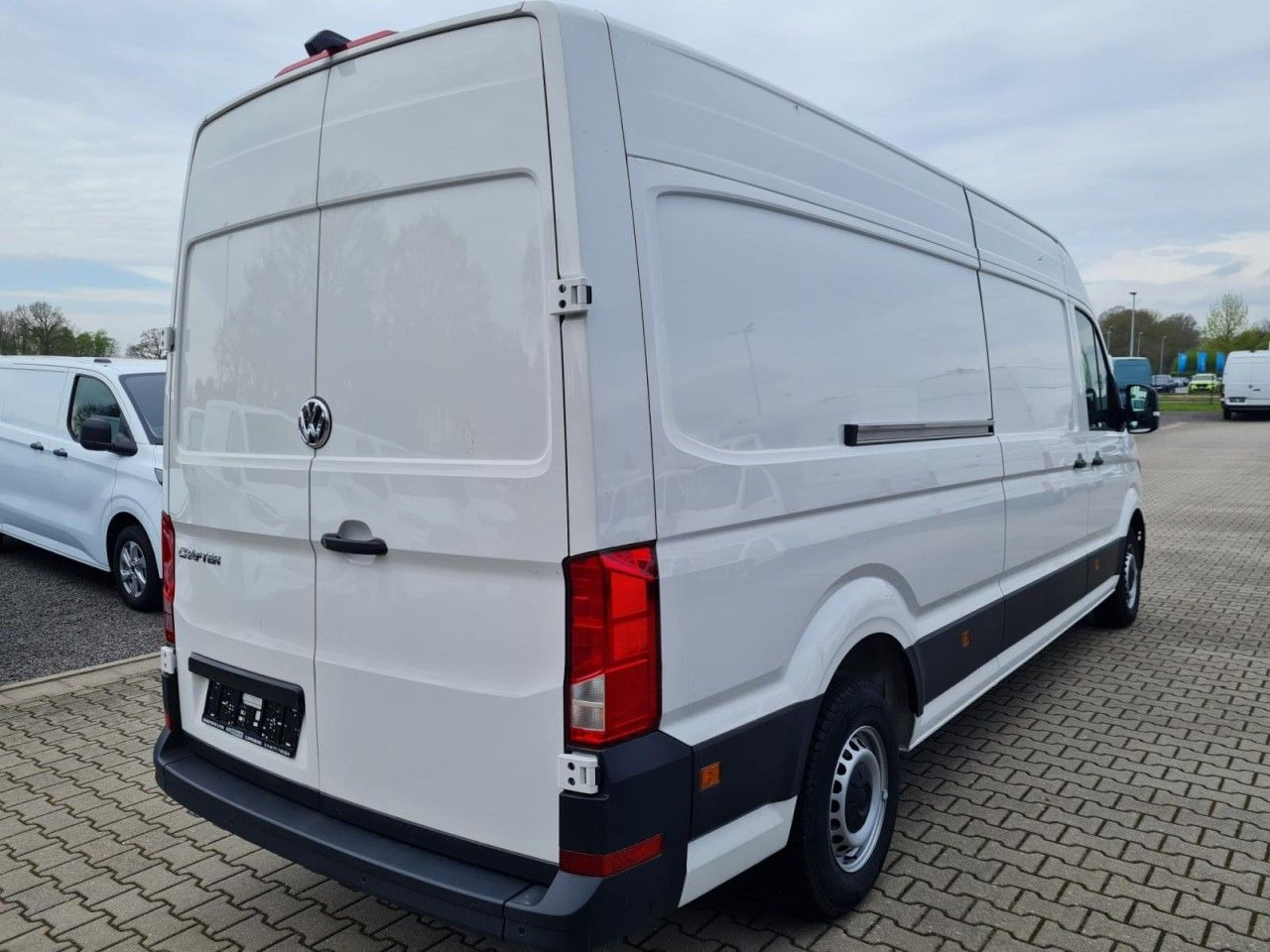 Volkswagen Crafter 35 Kasten lang L4H2 KLIMA NAVI_APP HOLZB - Furgon: 4 kép. Volkswagen Crafter 35 Kasten lang L4H2 KLIMA NAVI_APP HOLZB - Furgon: 4 kép.
