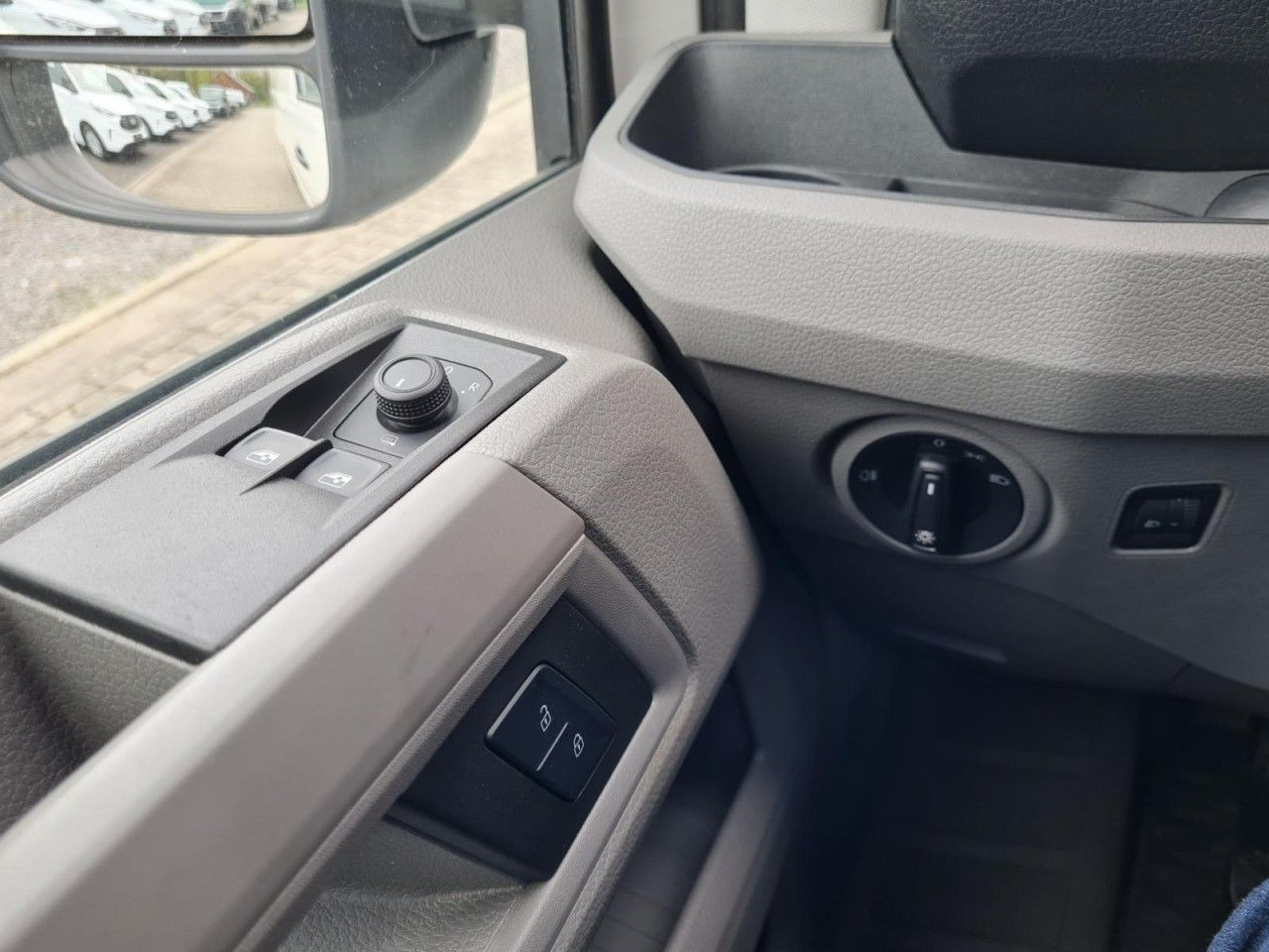 Furgon Volkswagen Crafter 35 Kasten lang L4H2 KLIMA NAVI_APP HOLZB: 17 kép.