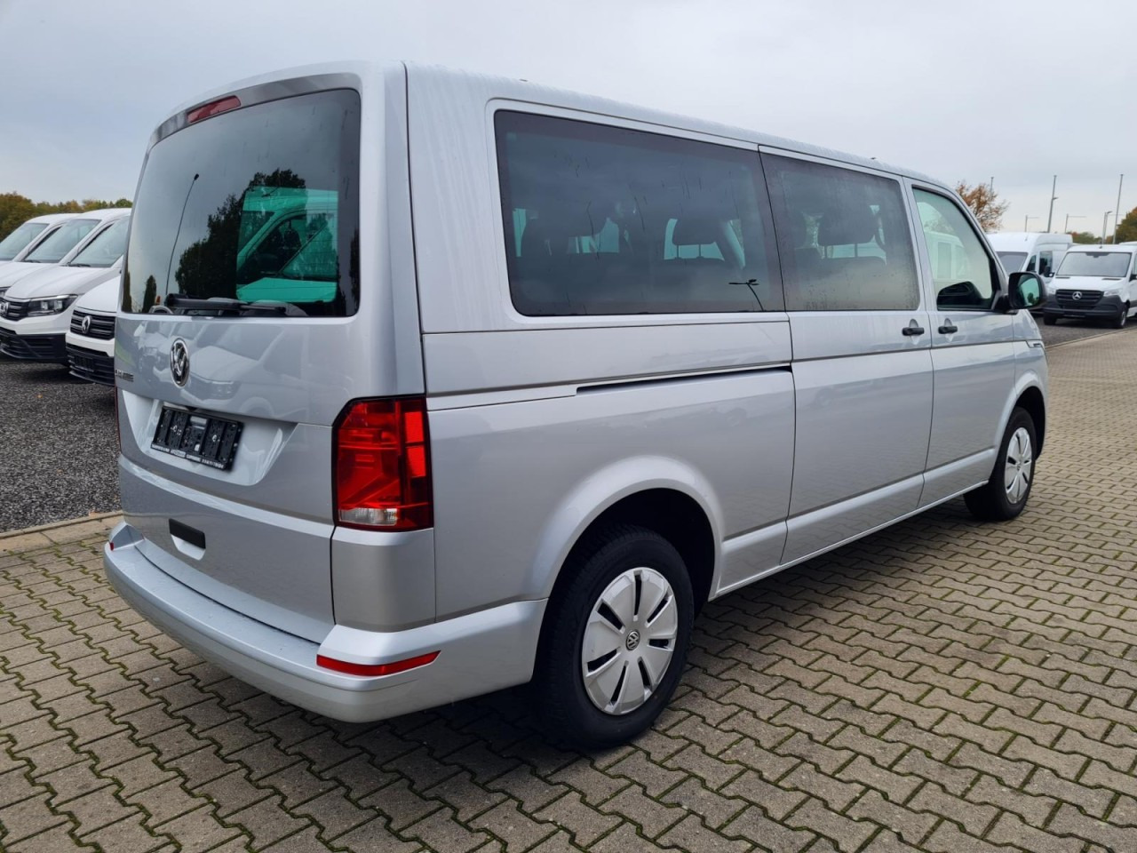 Volkswagen T6.1 Caravelle TDI lang 9 Sitzer 2 Schiebetüren Trendl. - Minibusz, Kisbusz: 5 kép. Volkswagen T6.1 Caravelle TDI lang 9 Sitzer 2 Schiebetüren Trendl. - Minibusz, Kisbusz: 5 kép.
