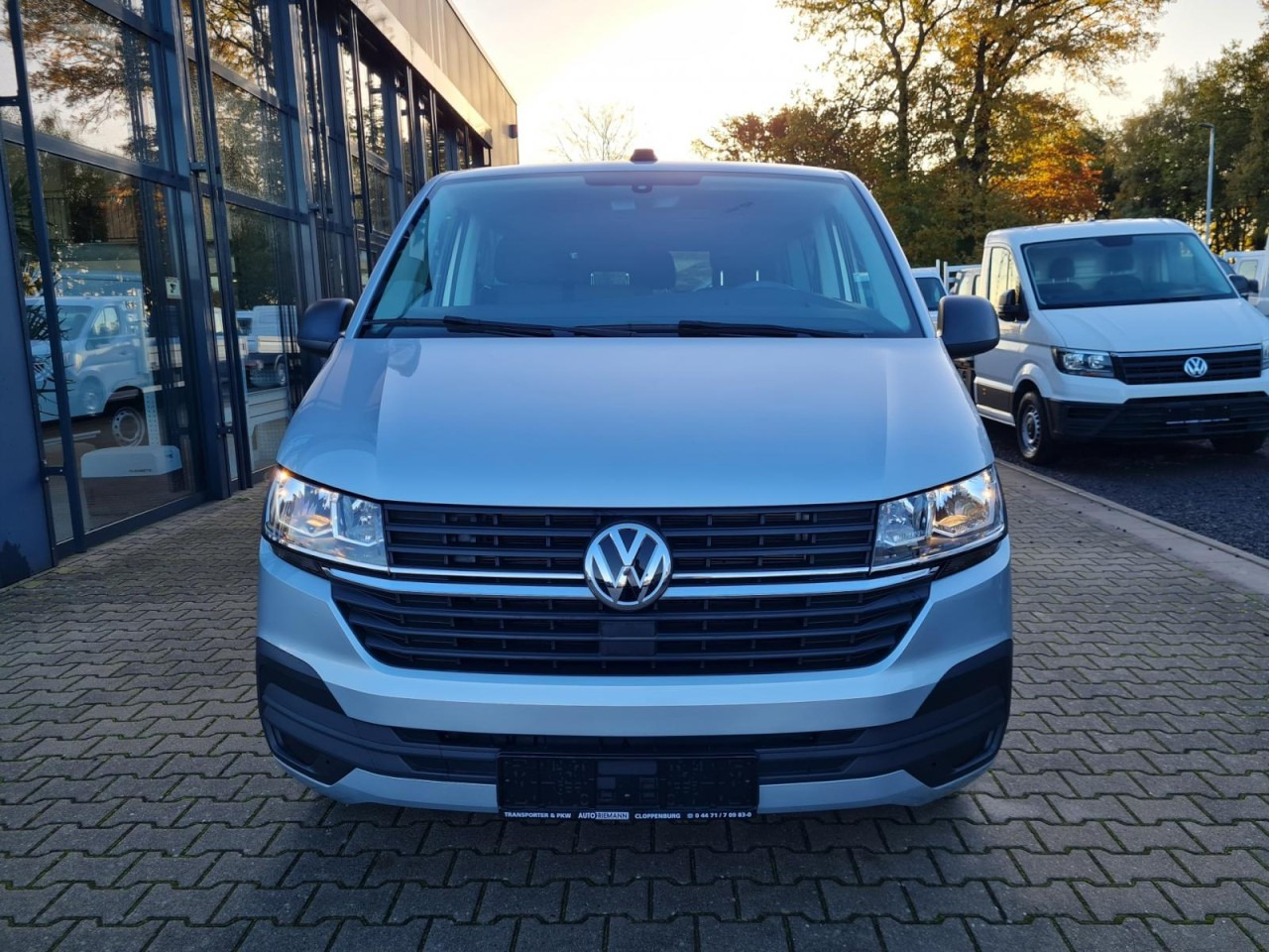 Volkswagen T6.1 Caravelle TDI lang 9 Sitzer 2 Schiebetüren Trendl. - Minibusz, Kisbusz: 2 kép. Volkswagen T6.1 Caravelle TDI lang 9 Sitzer 2 Schiebetüren Trendl. - Minibusz, Kisbusz: 2 kép.