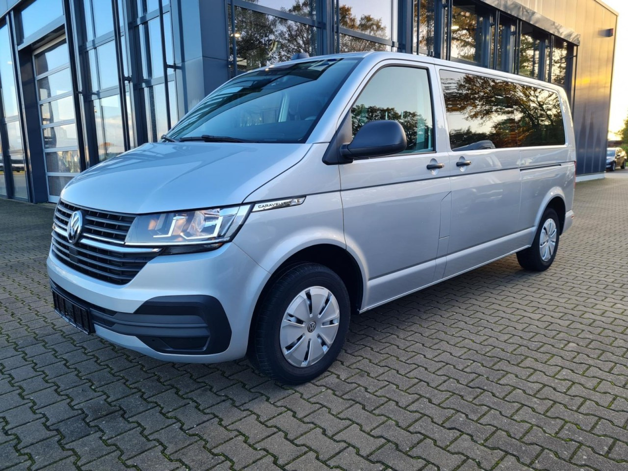 Volkswagen T6.1 Caravelle TDI lang 9 Sitzer 2 Schiebetüren Trendl. - Minibusz, Kisbusz: 1 kép. Volkswagen T6.1 Caravelle TDI lang 9 Sitzer 2 Schiebetüren Trendl. - Minibusz, Kisbusz: 1 kép.