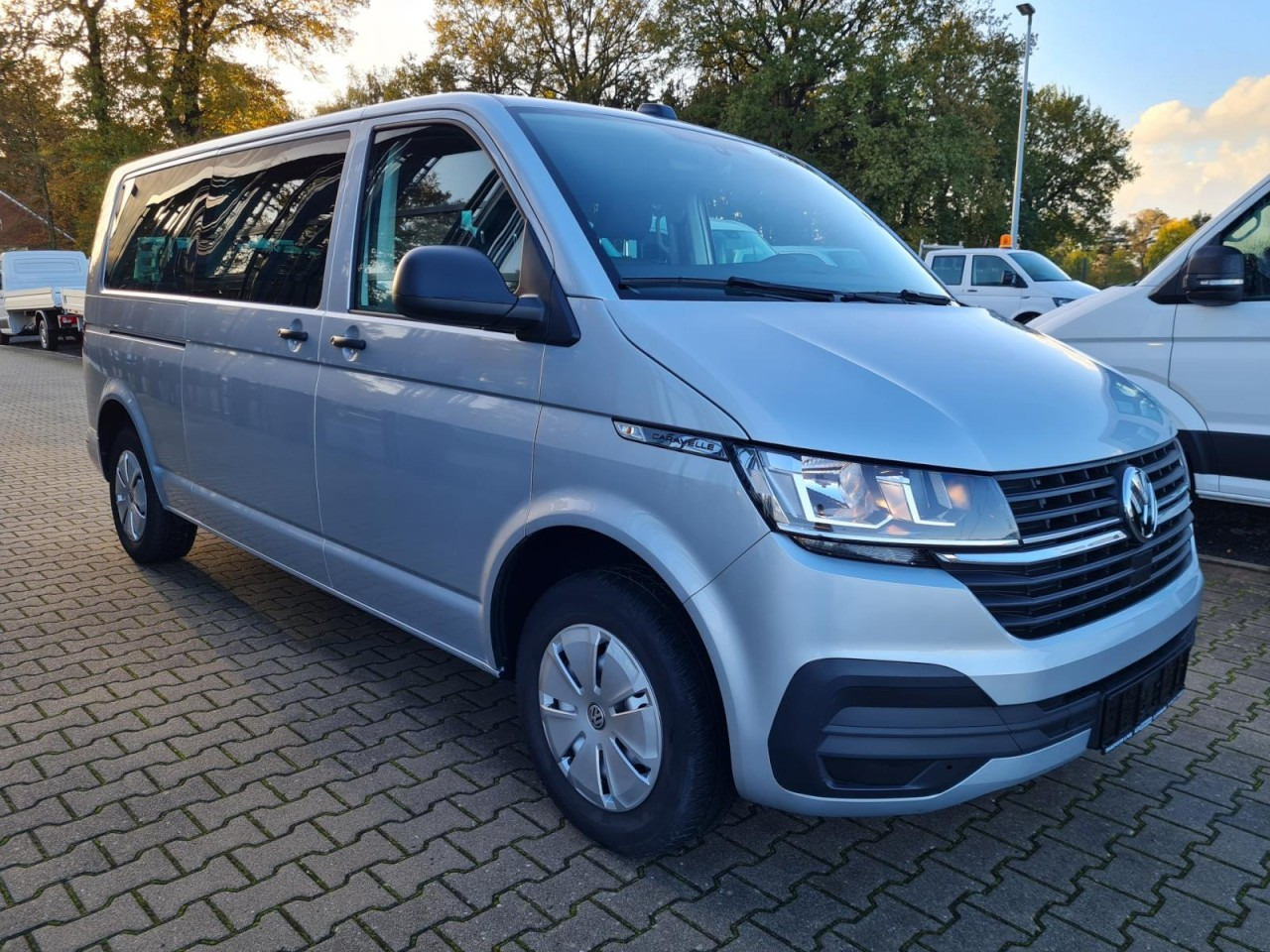 Volkswagen T6.1 Caravelle TDI lang 9 Sitzer 2 Schiebetüren Trendl. - Minibusz, Kisbusz: 3 kép. Volkswagen T6.1 Caravelle TDI lang 9 Sitzer 2 Schiebetüren Trendl. - Minibusz, Kisbusz: 3 kép.