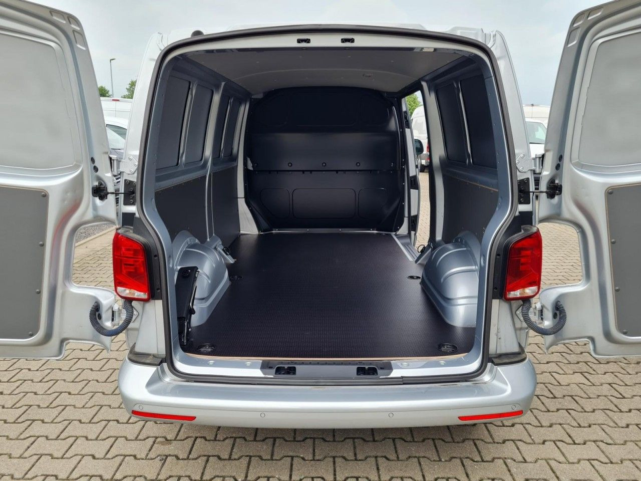 Volkswagen T6.1 Kasten TDI lang DSG LED KAMERA TEMPOMAT - Kis furgon: 5 kép. Volkswagen T6.1 Kasten TDI lang DSG LED KAMERA TEMPOMAT - Kis furgon: 5 kép.