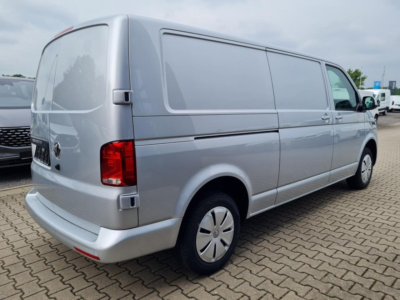 Volkswagen T6.1 Kasten TDI lang DSG LED KAMERA TEMPOMAT - Kis furgon: 4 kép. Volkswagen T6.1 Kasten TDI lang DSG LED KAMERA TEMPOMAT - Kis furgon: 4 kép.