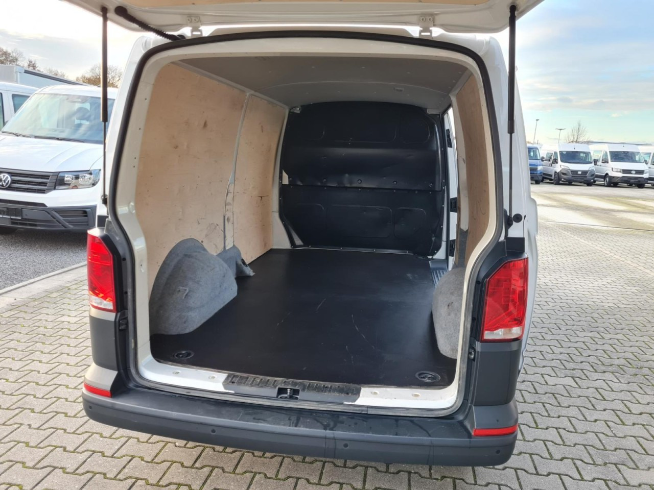 Kis furgon Volkswagen T6.1 Kasten TDI lang L2H1 DSG PDC KLIMA KAMERA: 17 kép.