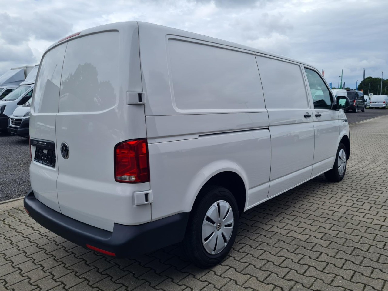 Volkswagen T6.1 Kasten TDi lang Flügeltüren KLIMA Verkleidungen - Kis furgon: 5 kép. Volkswagen T6.1 Kasten TDi lang Flügeltüren KLIMA Verkleidungen - Kis furgon: 5 kép.