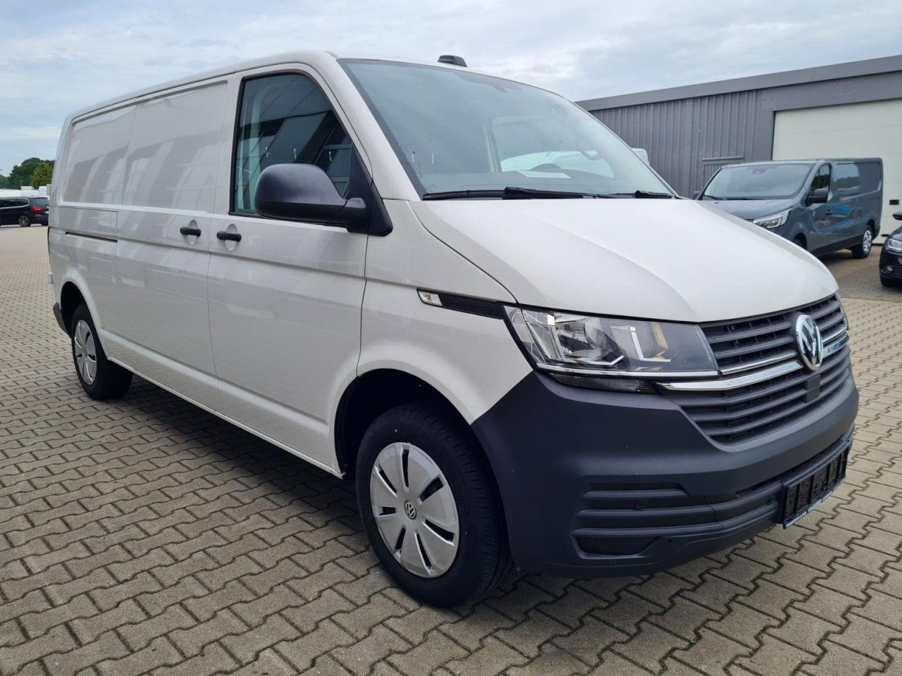 Volkswagen T6.1 Kasten lang DSG KLIMA KOMFORT ACC TEMPO PDC - Kis furgon: 3 kép. Volkswagen T6.1 Kasten lang DSG KLIMA KOMFORT ACC TEMPO PDC - Kis furgon: 3 kép.