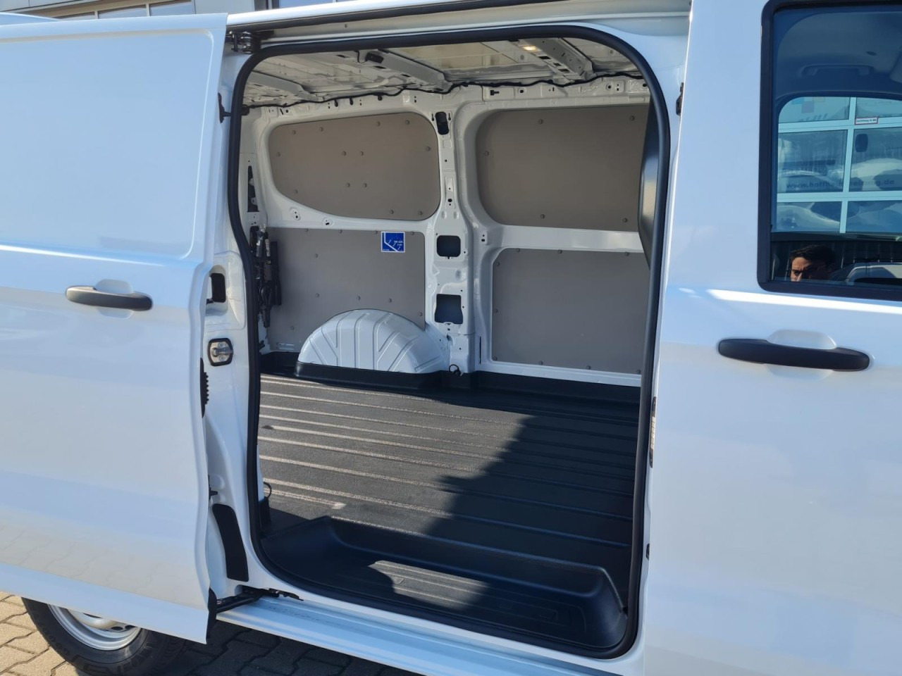 Volkswagen T7 Transporter Kasten TDi L1 Heckklappe KLIMA PDC - Kis furgon: 4 kép. Volkswagen T7 Transporter Kasten TDi L1 Heckklappe KLIMA PDC - Kis furgon: 4 kép.