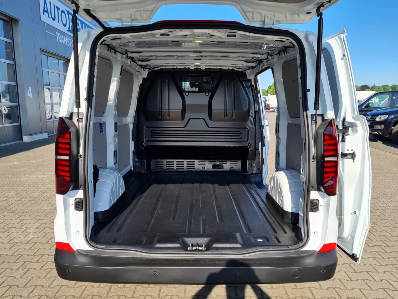 Volkswagen T7 Transporter Kasten Tdi KR Heckklappe PDC KLIMA - Kis furgon: 5 kép. Volkswagen T7 Transporter Kasten Tdi KR Heckklappe PDC KLIMA - Kis furgon: 5 kép.