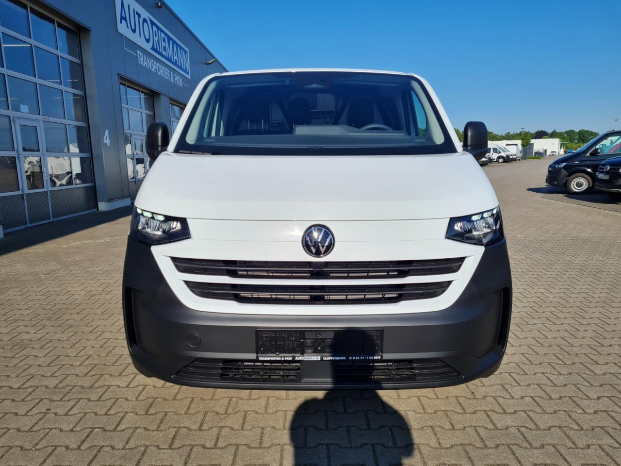 Volkswagen T7 Transporter Kasten Tdi KR Heckklappe PDC KLIMA - Kis furgon: 2 kép. Volkswagen T7 Transporter Kasten Tdi KR Heckklappe PDC KLIMA - Kis furgon: 2 kép.