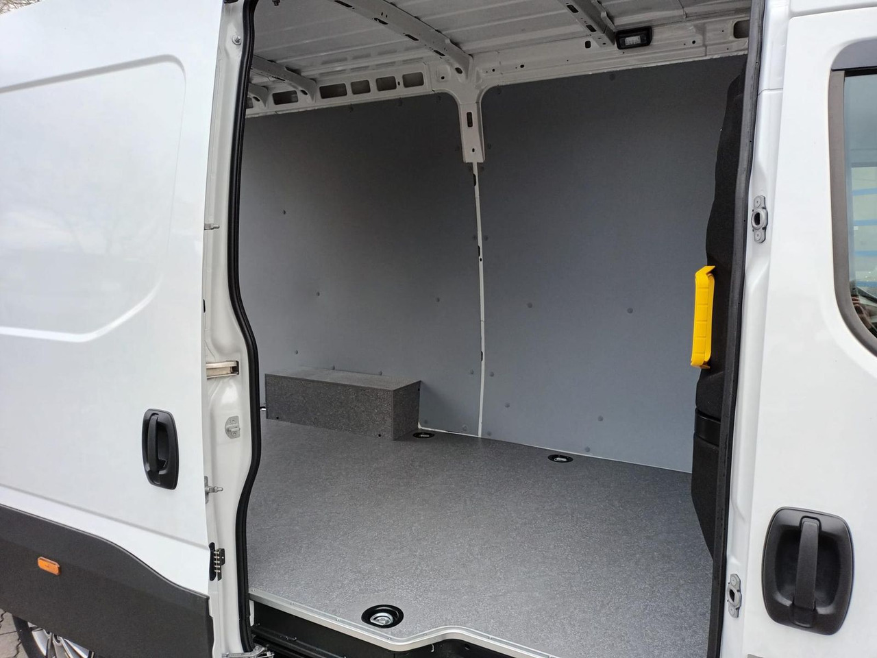 Furgon Iveco 35S16A8V AHK, ACC, LED-SCHEINWERFER ab 0%: 6 kép. Furgon Iveco 35S16A8V AHK, ACC, LED-SCHEINWERFER ab 0%: 6 kép.