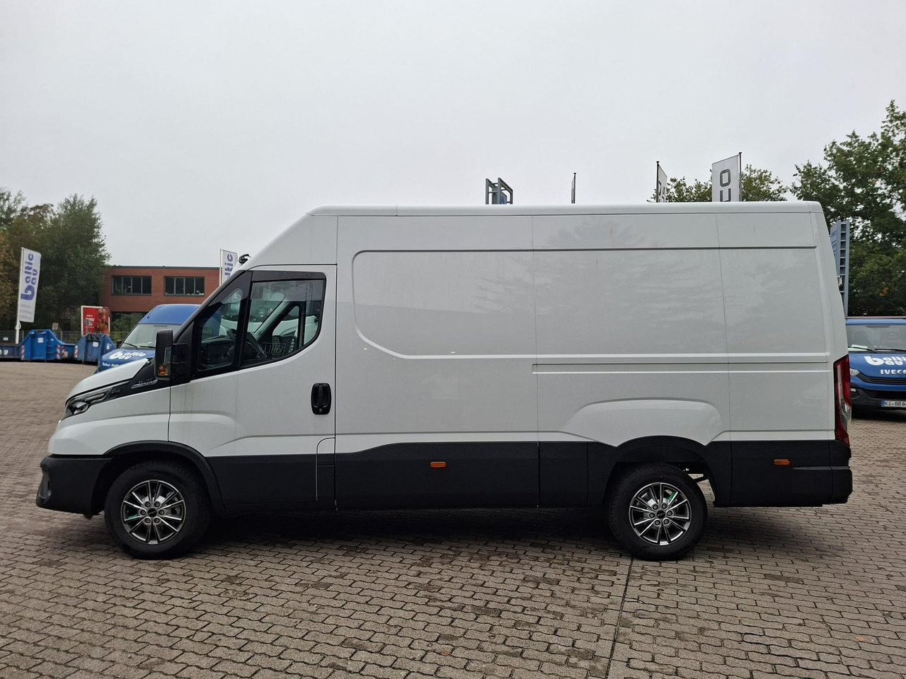Iveco 35S16A8V Klima, Radio, Kamera ab 0% Finanzierbar - Furgon: 2 kép. Iveco 35S16A8V Klima, Radio, Kamera ab 0% Finanzierbar - Furgon: 2 kép.