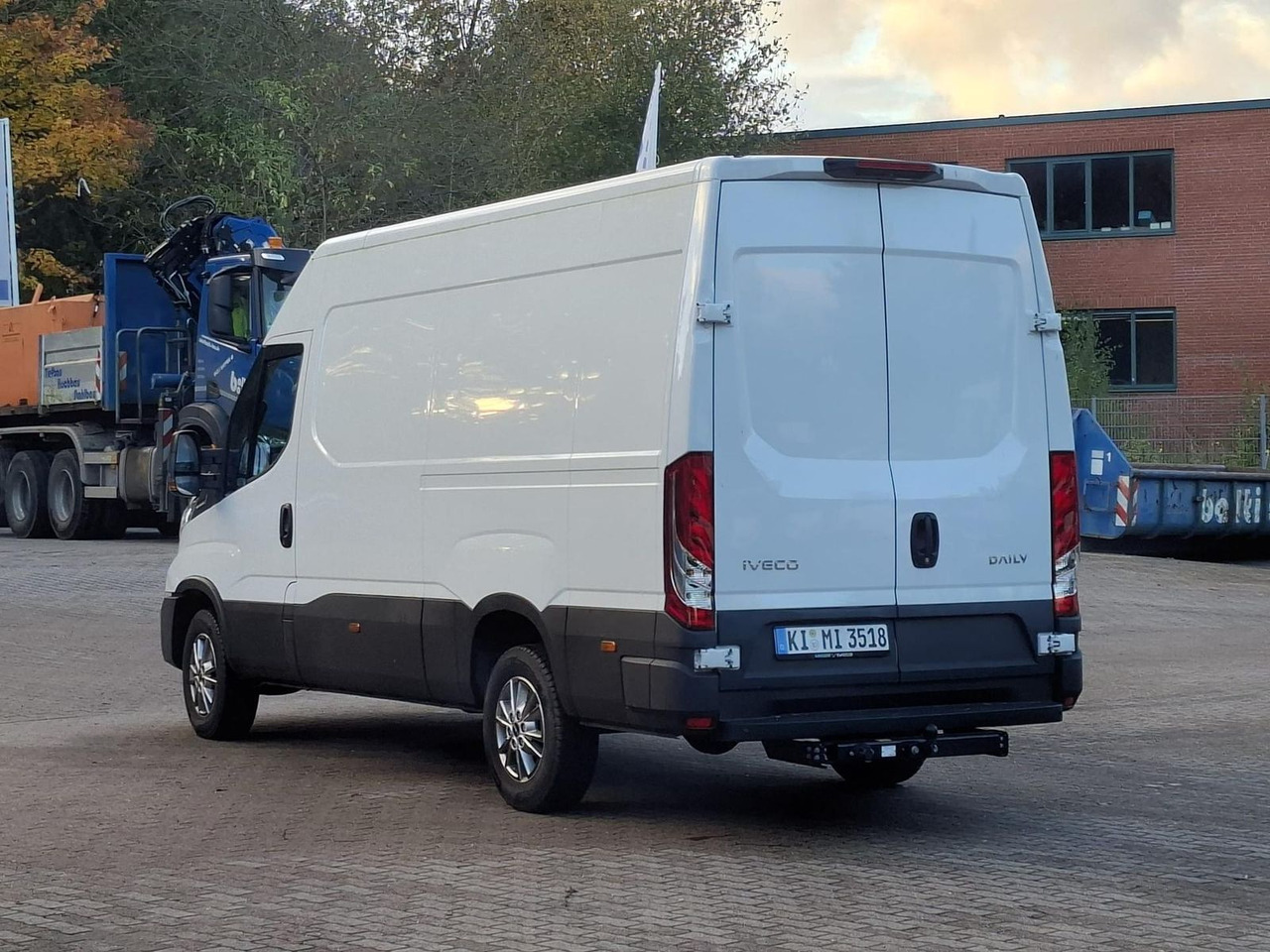 Iveco 35S18HA8V *AHK*RADIO*KAMERA*KLIMA* - Furgon: 3 kép. Iveco 35S18HA8V *AHK*RADIO*KAMERA*KLIMA* - Furgon: 3 kép.