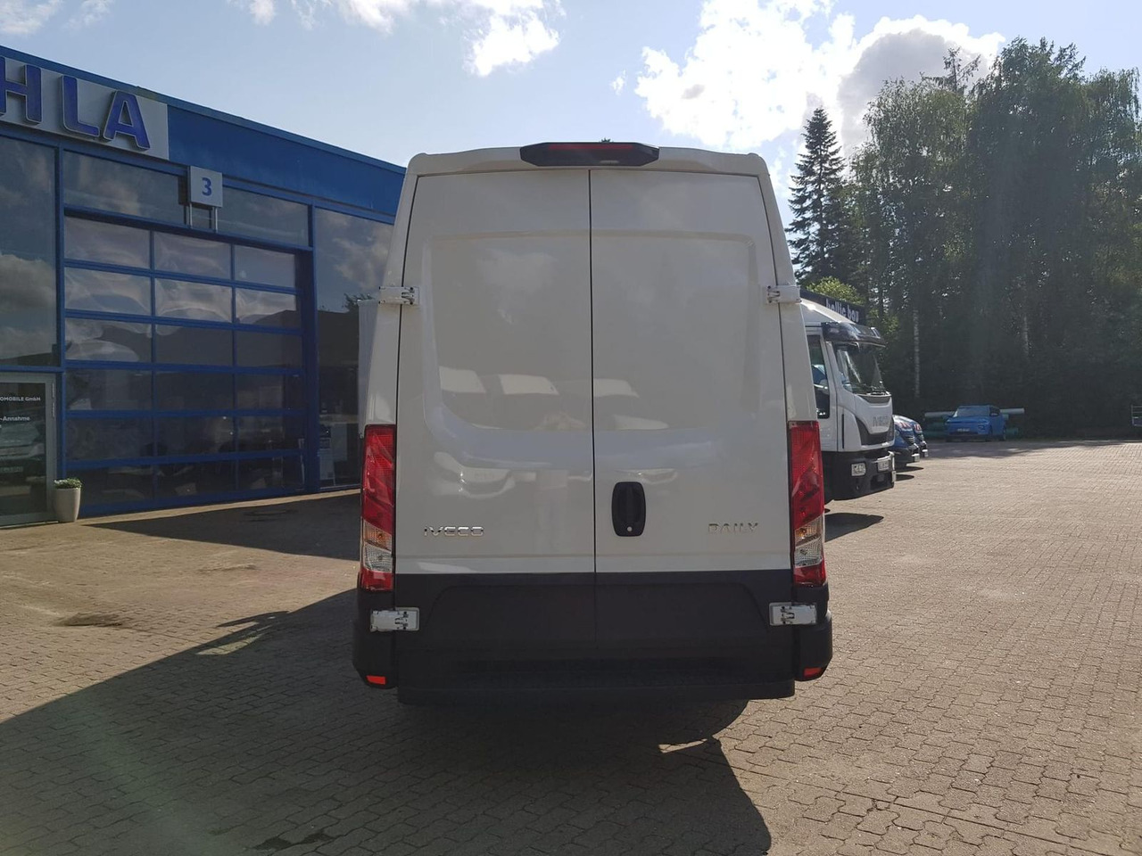 Iveco Daily 35S14A8 V Y mit Rückfahrkamera und Radi... - Furgon: 4 kép. Iveco Daily 35S14A8 V Y mit Rückfahrkamera und Radi... - Furgon: 4 kép.