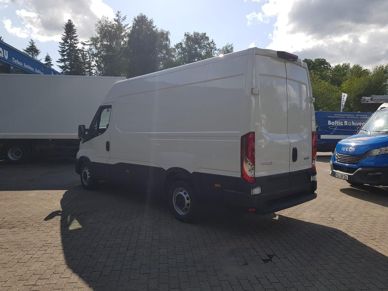 Iveco Daily 35S14A8 V Y mit Rückfahrkamera und Radi... - Furgon: 3 kép. Iveco Daily 35S14A8 V Y mit Rückfahrkamera und Radi... - Furgon: 3 kép.