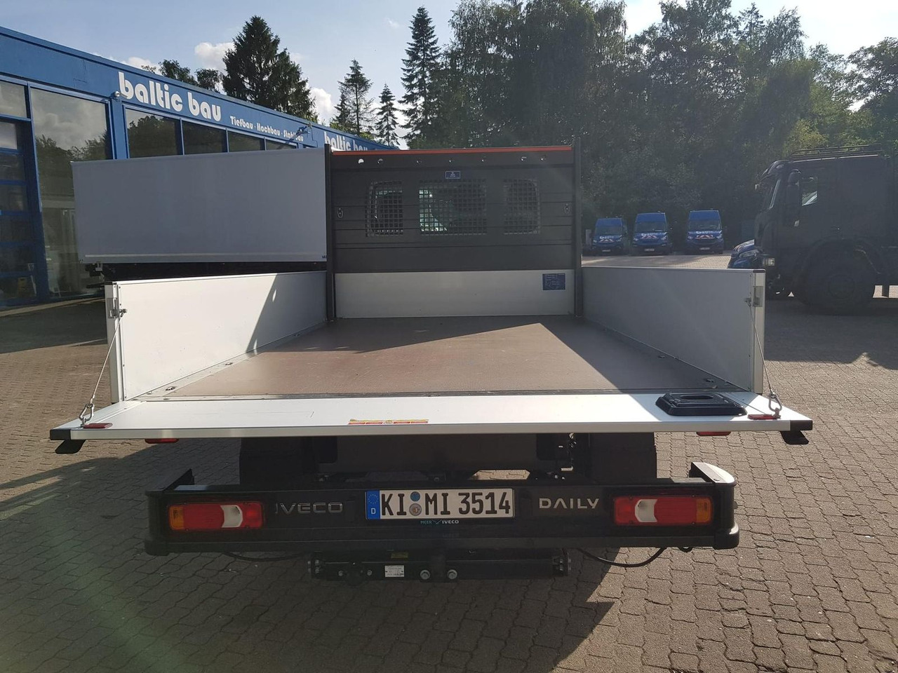 Iveco Daily 35S14HA8 Pritsche AHK 100 kW (136 PS),... - Platós kisteherautó: 5 kép. Iveco Daily 35S14HA8 Pritsche AHK 100 kW (136 PS),... - Platós kisteherautó: 5 kép.