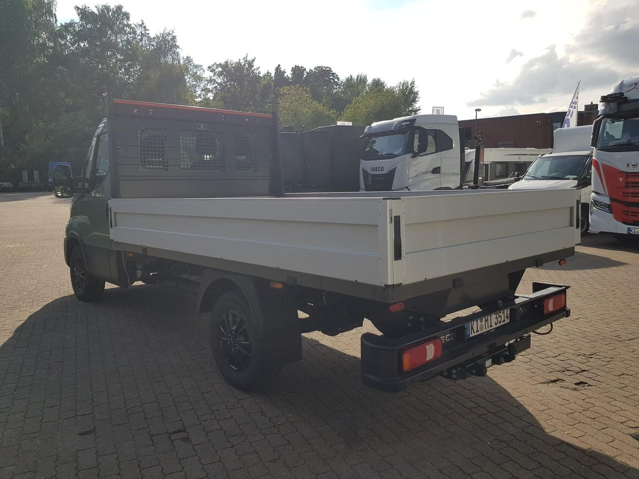 Iveco Daily 35S14HA8 Pritsche AHK 100 kW (136 PS),... - Platós kisteherautó: 3 kép. Iveco Daily 35S14HA8 Pritsche AHK 100 kW (136 PS),... - Platós kisteherautó: 3 kép.