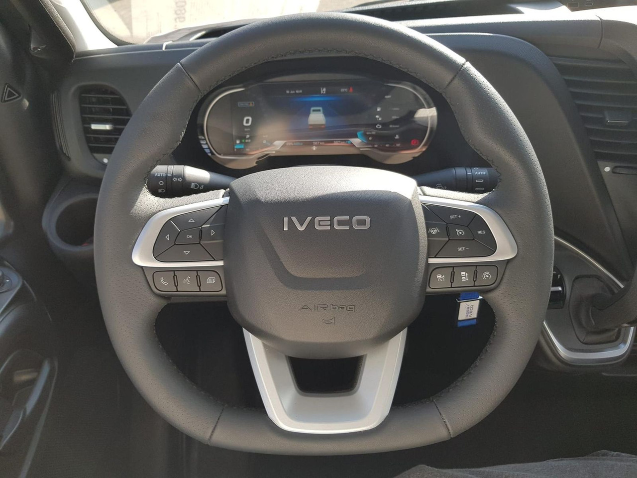 Platós kisteherautó Iveco Daily 35S14HA8  Pritsche AHK 100 kW (136 PS),...: 13 kép.