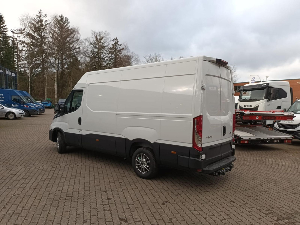 Iveco Daily 35S16A8 V 3520L AHK, ACC - Furgon: 2 kép. Iveco Daily 35S16A8 V 3520L AHK, ACC - Furgon: 2 kép.