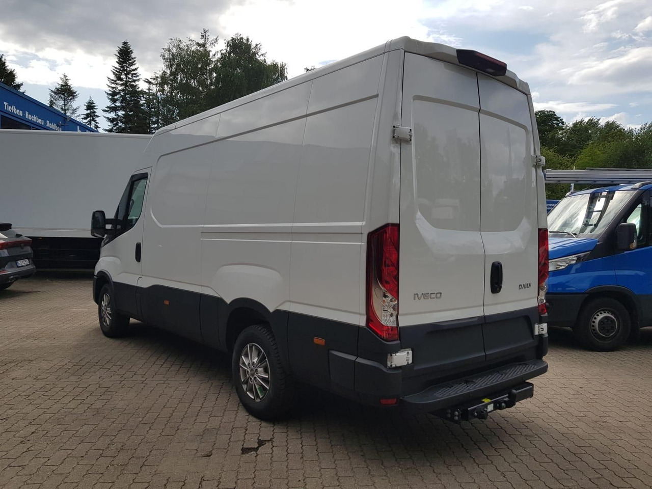 Iveco Daily 35S18HA8 V 3520L mit AHK, Rückfahrkamer... - Furgon: 3 kép. Iveco Daily 35S18HA8 V 3520L mit AHK, Rückfahrkamer... - Furgon: 3 kép.