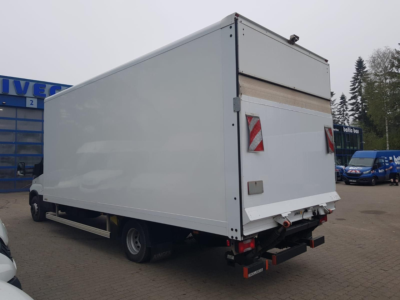 Iveco Daily 70C18HA8/P Koffer, Luftfederung, Kamera - Dobozos kisteherautó: 4 kép. Iveco Daily 70C18HA8/P Koffer, Luftfederung, Kamera - Dobozos kisteherautó: 4 kép.