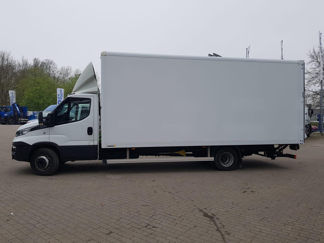 Iveco Daily 70C18HA8/P Koffer, Luftfederung, Kamera... - Dobozos kisteherautó: 3 kép. Iveco Daily 70C18HA8/P Koffer, Luftfederung, Kamera... - Dobozos kisteherautó: 3 kép.