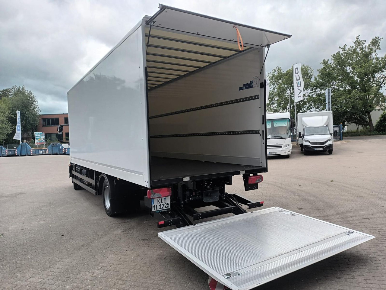 Iveco ML120E25/P mit SAXAS LBW 185 kW (252 PS), Aut... - Dobozos kisteherautó: 4 kép. Iveco ML120E25/P mit SAXAS LBW 185 kW (252 PS), Aut... - Dobozos kisteherautó: 4 kép.