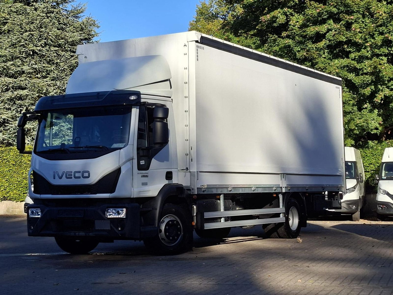 Iveco ML120E25/P JUNGE KOFFER LBW 1,5t AHK 185 kW (... - Teherautó: 1 kép. Iveco ML120E25/P JUNGE KOFFER LBW 1,5t AHK 185 kW (... - Teherautó: 1 kép.