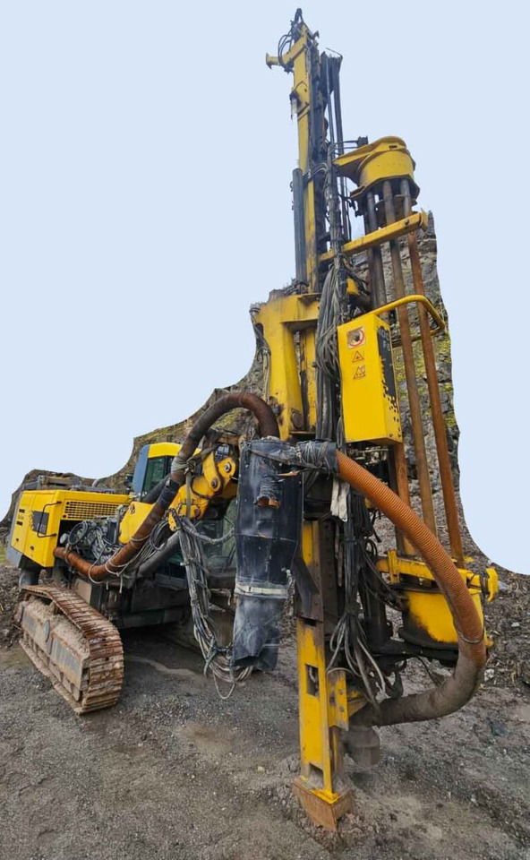 Atlas Copco ROC F6-32 – Blast hole drilling rig / Sprenglochbohrgerät - Fúrógép: 1 kép. Atlas Copco ROC F6-32 – Blast hole drilling rig / Sprenglochbohrgerät - Fúrógép: 1 kép.