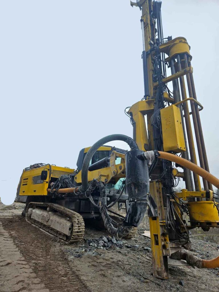 Atlas Copco ROC F6-34 – Blast hole drilling rig / Sprenglochbohrgerät - Fúrógép: 1 kép. Atlas Copco ROC F6-34 – Blast hole drilling rig / Sprenglochbohrgerät - Fúrógép: 1 kép.