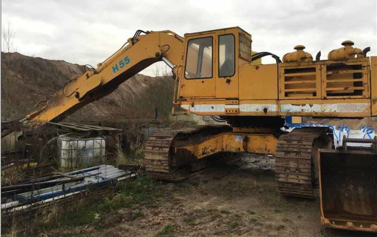 Demag H55 – Excavator with long stick / Kettenbagger mit langem Stiel - Lánctalpas kotró: 1 kép. Demag H55 – Excavator with long stick / Kettenbagger mit langem Stiel - Lánctalpas kotró: 1 kép.