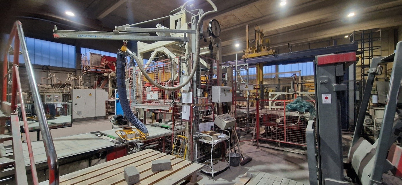 Henke Variant 140/115/50 – Fully automatic block production line / Vollautomatische Steinfertigungsanlage - Betonipari gép: 3 kép. Henke Variant 140/115/50 – Fully automatic block production line / Vollautomatische Steinfertigungsanlage - Betonipari gép: 3 kép.