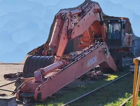 Hitachi ZX650 – with long reach and normal boom / mit Langarm und normalem Arm - Lánctalpas kotró: 2 kép. Hitachi ZX650 – with long reach and normal boom / mit Langarm und normalem Arm - Lánctalpas kotró: 2 kép.