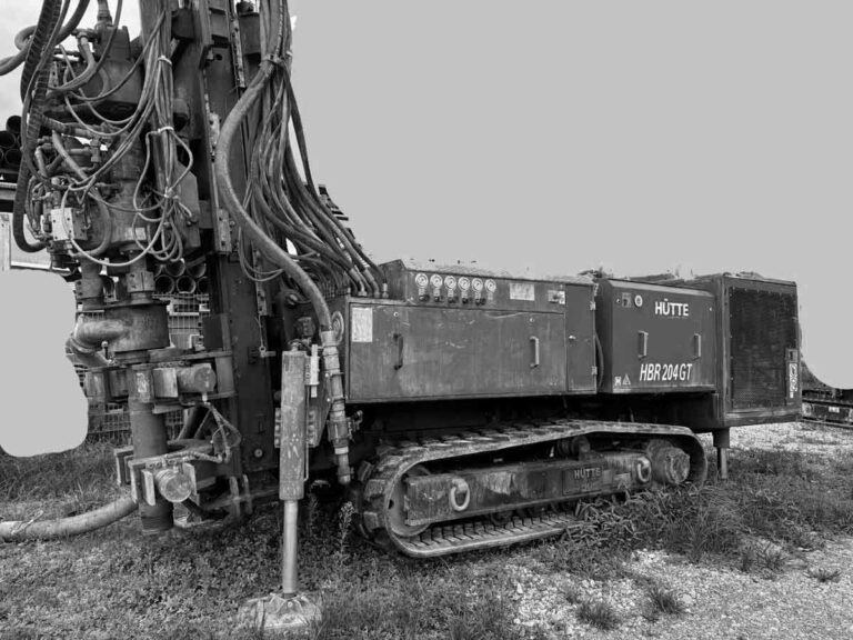 Hütte HBR204 GT – Geothermal drilling rig / Geothermie-Bohrgerät - Fúrógép: 1 kép. Hütte HBR204 GT – Geothermal drilling rig / Geothermie-Bohrgerät - Fúrógép: 1 kép.