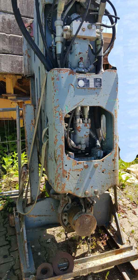 Sennebogen ZM19 T – Pile driver / Rammgerät - Cölöpverő: 2 kép. Sennebogen ZM19 T – Pile driver / Rammgerät - Cölöpverő: 2 kép.
