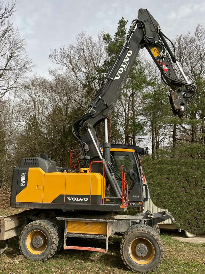 Volvo EW180 E – mobile excavator / Mobilbagger - Gumikerekes kotró: 1 kép. Volvo EW180 E – mobile excavator / Mobilbagger - Gumikerekes kotró: 1 kép.