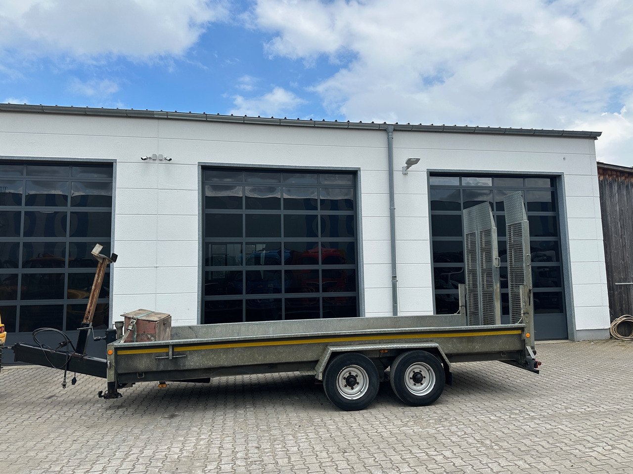 Demmler Tandem-Tiefladeranhänger Fräsenanhänger - Pótkocsi mélybölcsős: 2 kép. Demmler Tandem-Tiefladeranhänger Fräsenanhänger - Pótkocsi mélybölcsős: 2 kép.